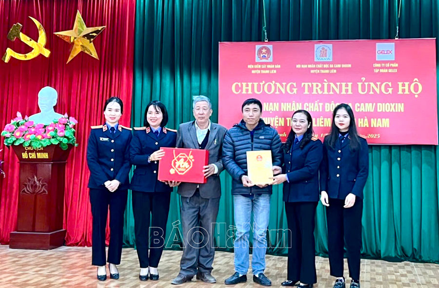 Viện KSND huyện Thanh Liêm tặng quà gia đình nạn nhân chất độc da cam nhân dịp Tết Nguyên đán