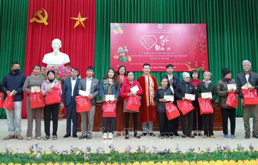 Trao tặng 200 suất quà Tết cho những hộ có hoàn cảnh khó khăn ở Hà Nam