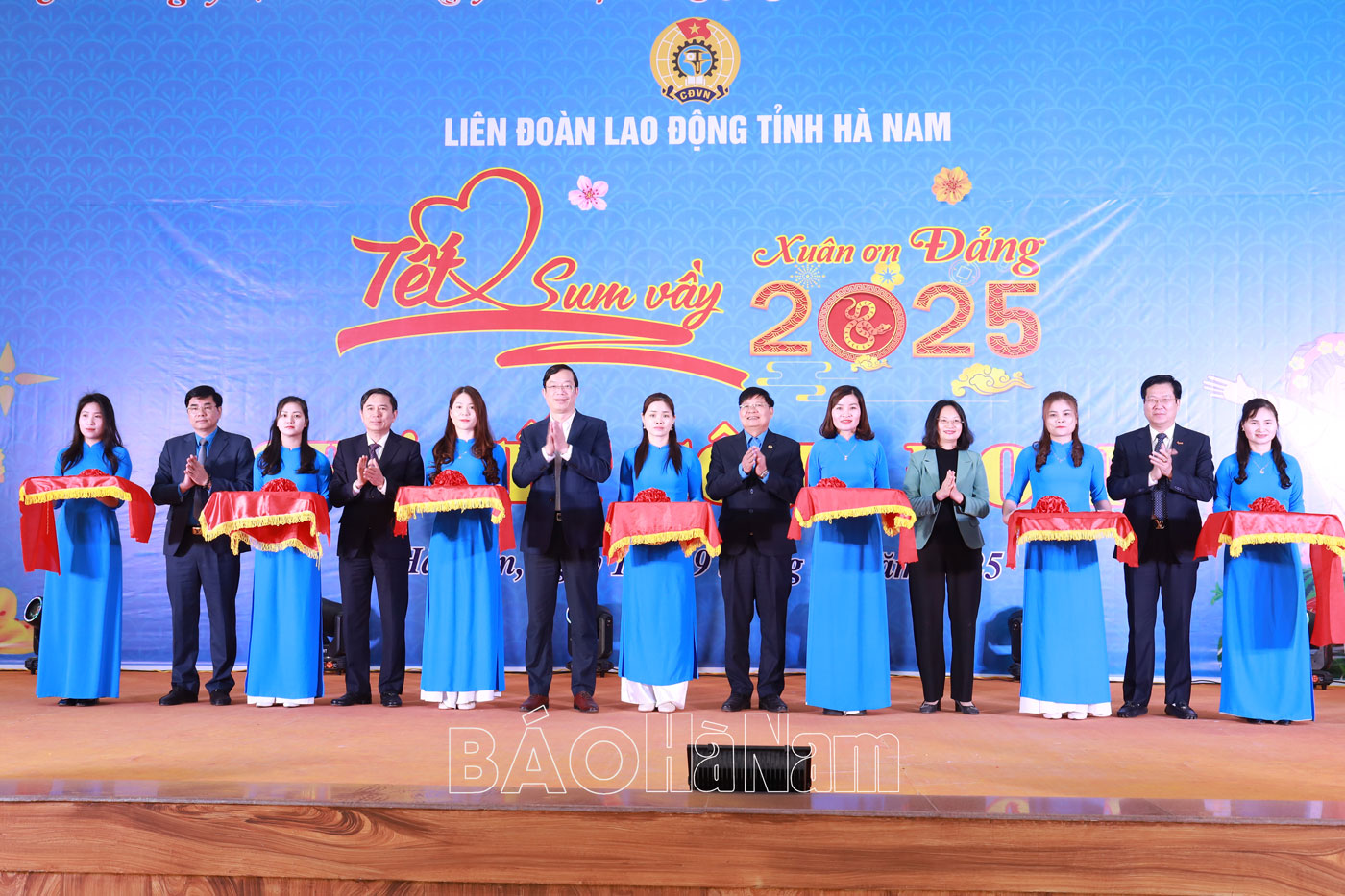 Khai mạc Chương trình “Tết sum vầy – Xuân ơn Đảng” và chợ Tết Công đoàn 2025