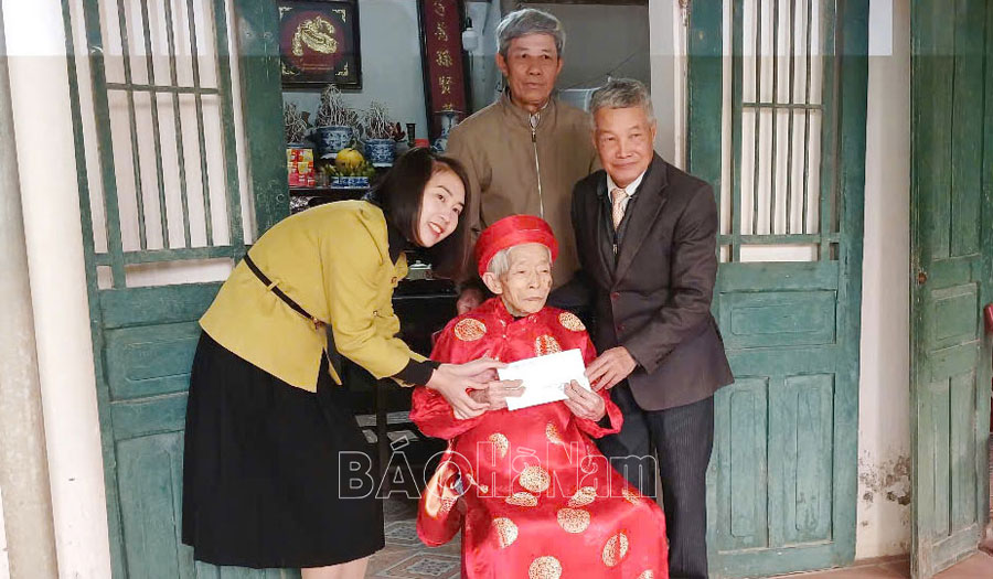 Hội NCT xã Chuyên Ngoại tặng quà Tết cho hội viên có hoàn cảnh khó khăn