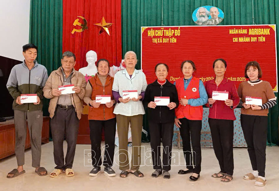 Tặng 100 suất quà Tết cho hộ gia đình có hoàn cảnh khó khăn ở thị xã Duy Tiên