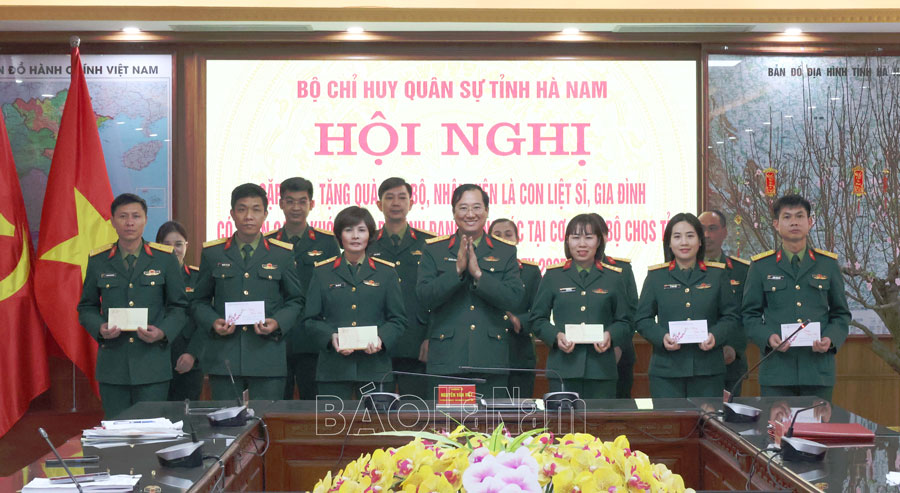 Bộ CHQS tỉnh gặp mặt, tặng quà Tết các quân nhân là thân nhân liệt sỹ, gia đình có hoàn cảnh khó khăn