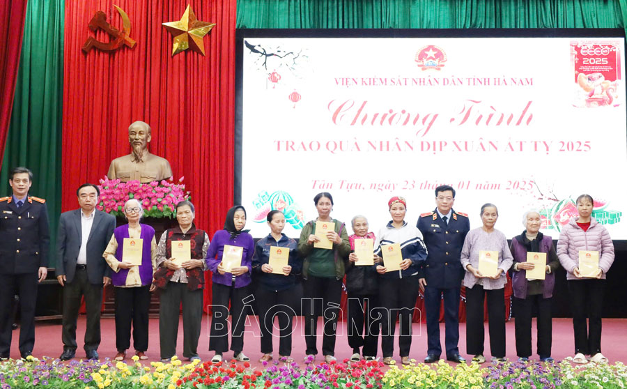 Viện Kiểm sát nhân dân tỉnh trao tặng 200 suất quà cho hộ có hoàn cảnh khó khăn trên địa bàn phường Tân Tựu