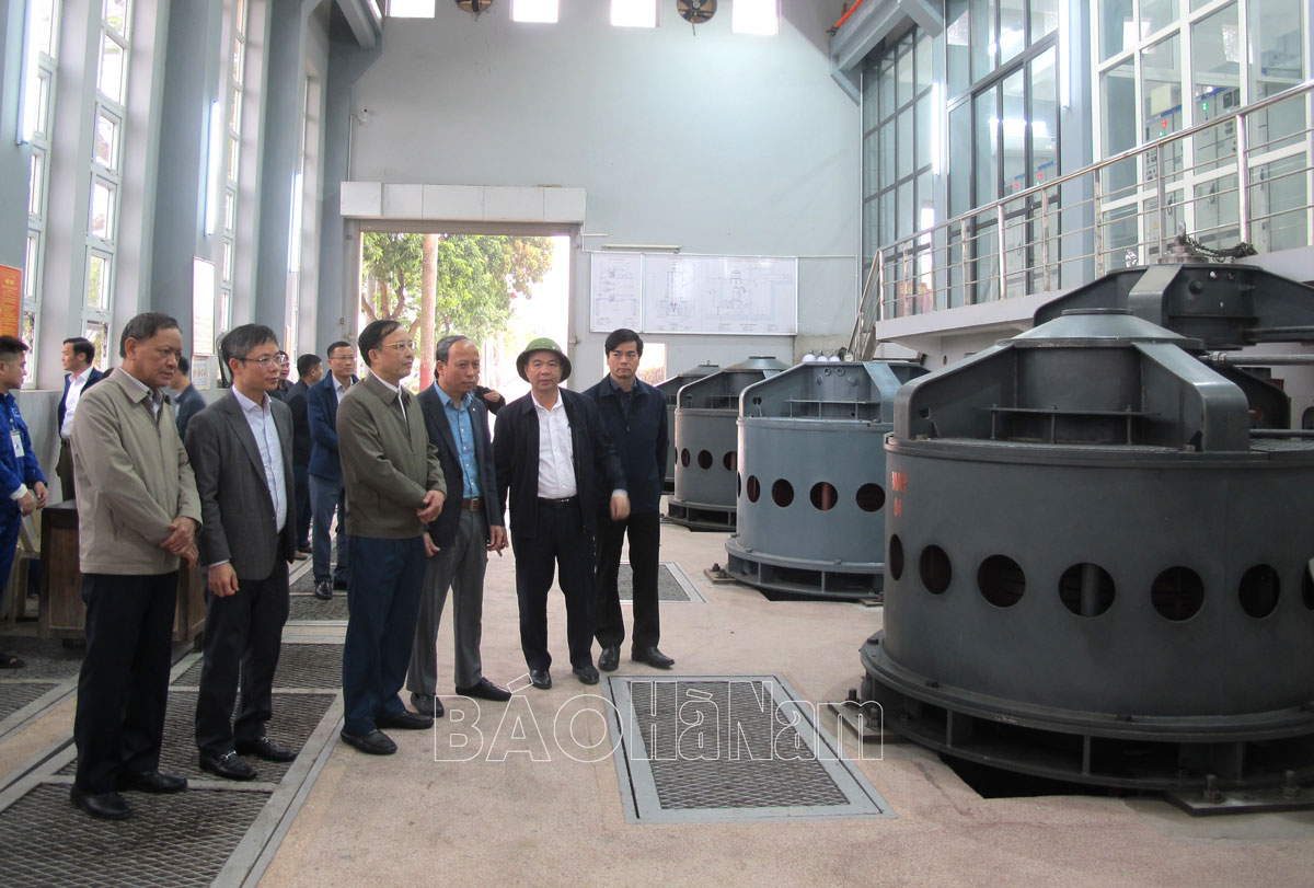 Đồng chí Phó Chủ tịch UBND tỉnh Nguyễn Đức Vượng kiểm tra lấy nước đổ ải làm đất vụ xuân