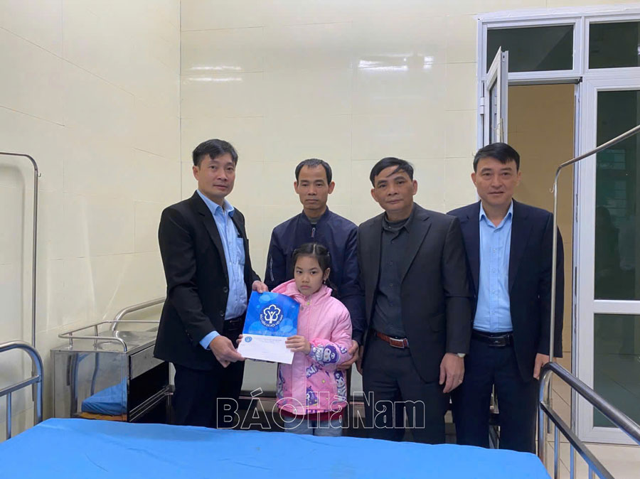 BHXH tỉnh Hà Nam trao tặng quà Tết cho bệnh nhân có hoàn cảnh khó khăn