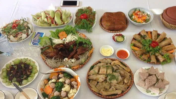 Làm gì để cân đối dinh dưỡng, tránh ngộ độc ngày Tết