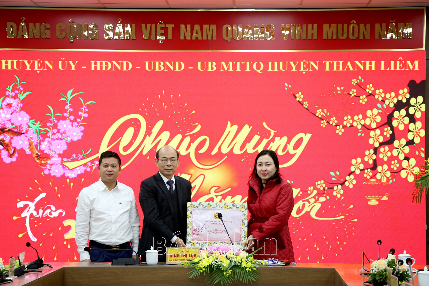 Đồng chí Phó Bí thư Thường trực Tỉnh ủy Đinh Thị Lụa chúc Tết và hưởng ứng Tết trồng cây tại Thanh Liêm