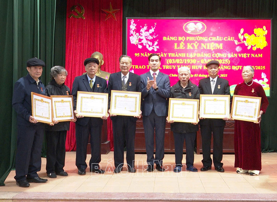 Đảng bộ thành phố Phủ Lý trao tặng Huy hiệu Đảng dịp 3/2 cho 220 đảng viên