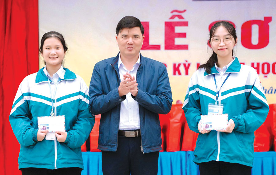 Nhà giáo ưu tú tận tâm với sự nghiệp "trồng người"