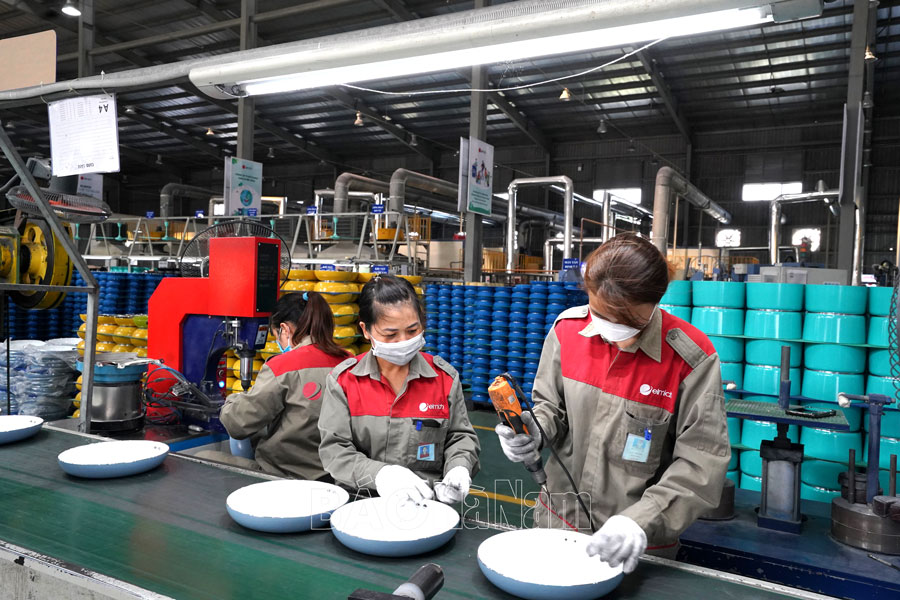 Người lao động phấn khởi trở lại làm việc sau Tết