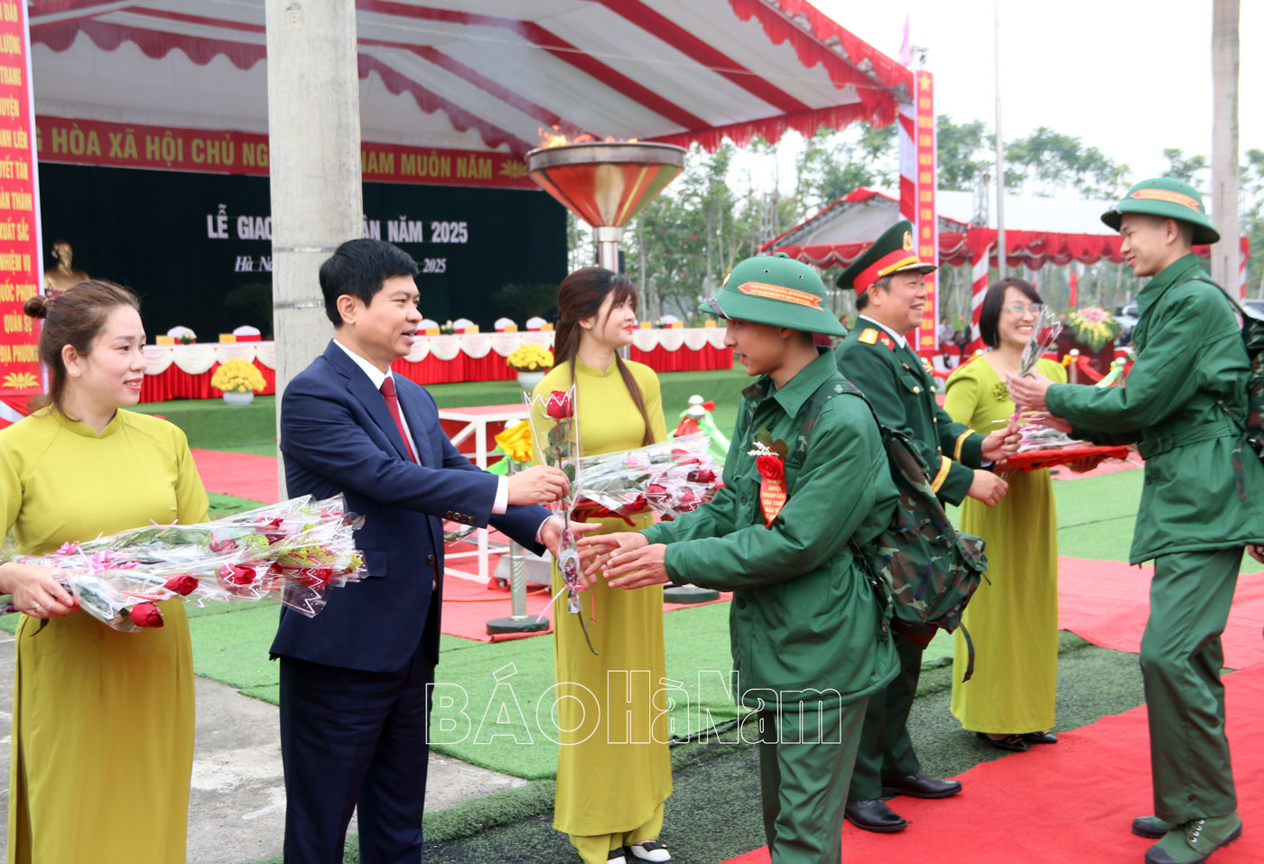 Đồng chí Chủ tịch UBND tỉnh Trương Quốc Huy dự Lễ giao, nhận quân tại huyện Thanh Liêm
