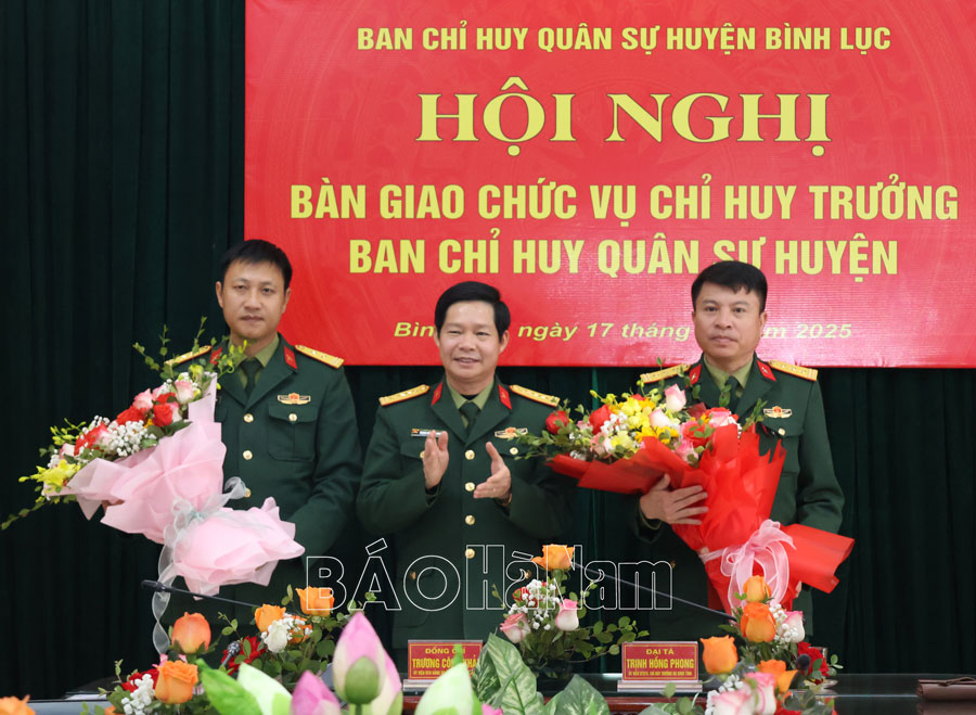 Bàn giao chức vụ Chỉ huy trưởng Ban CHQS huyện Bình Lục