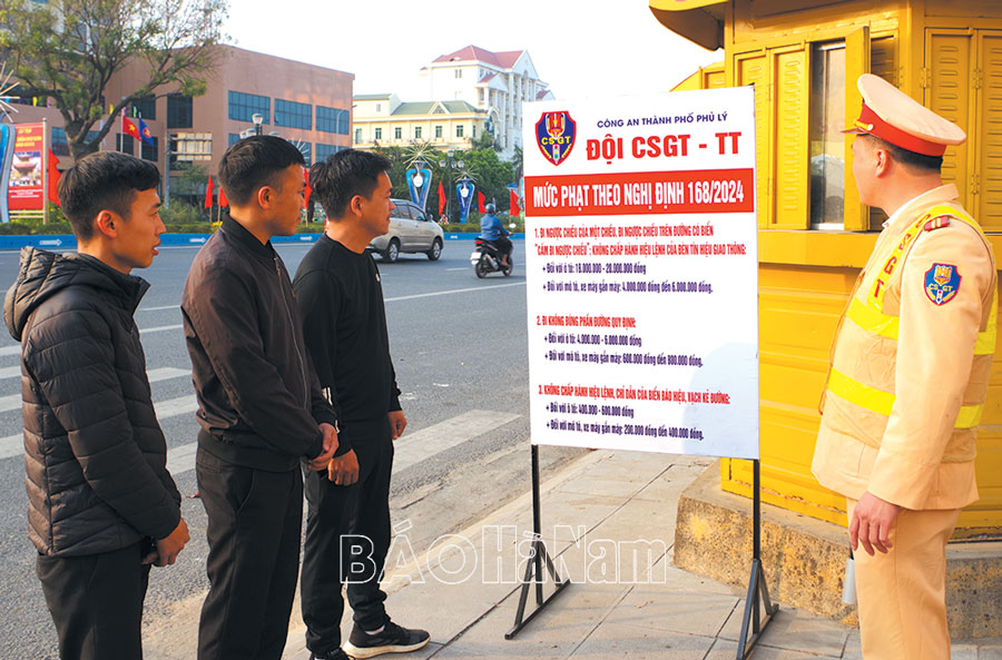 Phủ Lý đẩy mạnh tuyên truyền nhân dân chấp hành nghiêm các quy định về TTATGT