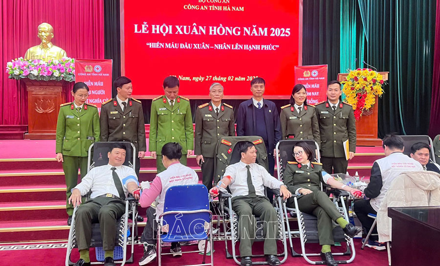 Cán bộ, chiến sỹ Công an tỉnh hiến tặng 255 đơn vị máu tại Lễ hội Xuân hồng 2025