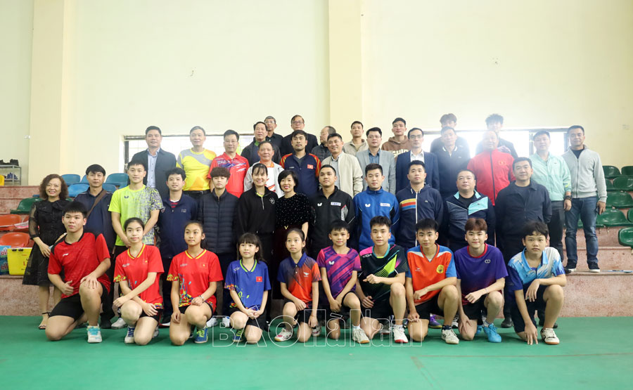 Đội tuyển bóng bàn quốc gia Việt Nam giao lưu với học sinh Hà Nam
