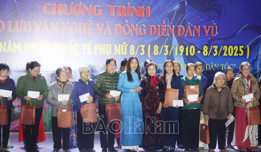 Hơn 1 nghìn cán bộ, hội viên phụ nữ tham gia giao lưu văn nghệ và đồng diễn dân vũ