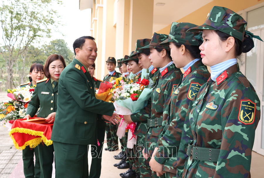 Thăm, tặng quà lực lượng luyện tập tham gia diễu binh, diễu hành kỷ niệm 50 năm Ngày giải phóng miền Nam