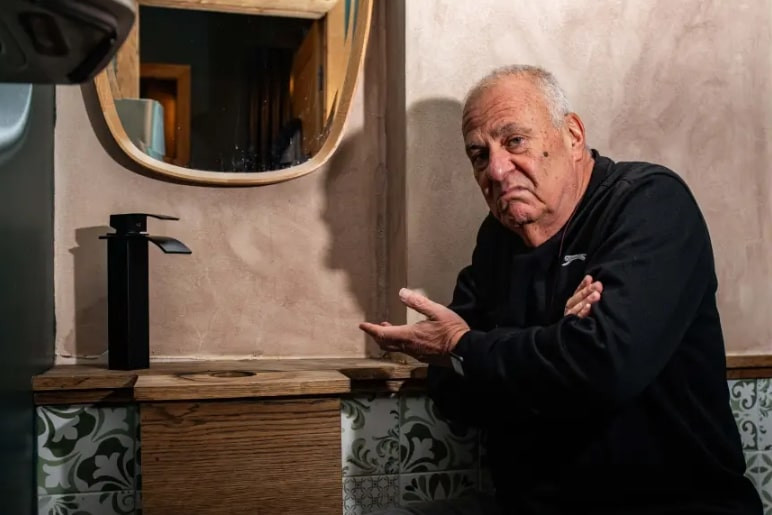 Khách nữ vào nhà vệ sinh trộm 1 thứ khiến ông chủ ngỡ ngàng