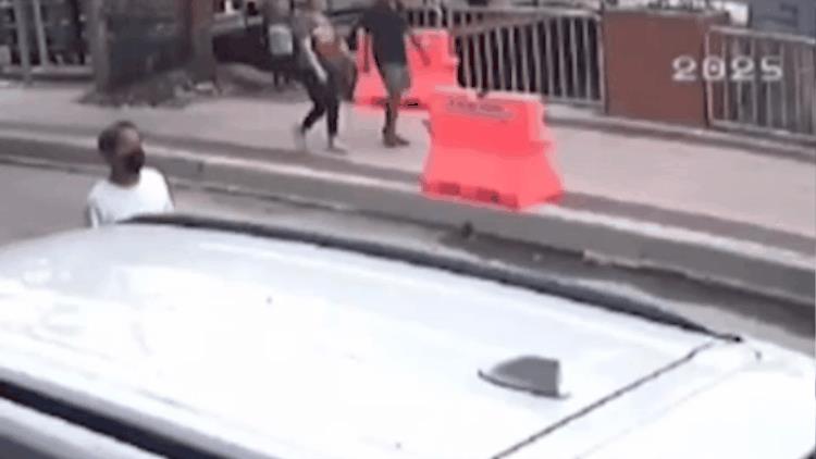 Đang nắm tay đi dạo, cặp đôi bất ngờ bị 'hố tử thần nuốt chửng'