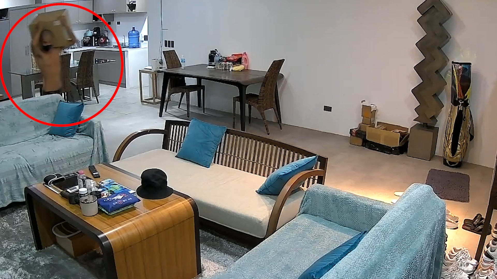 Tên trộm cởi trần vác két sắt chứa tiền tỷ đi loanh quanh trong nhà