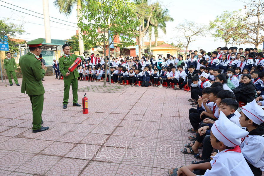 Những việc làm thiết thực theo gương Bác ở Công an xã Đạo Lý