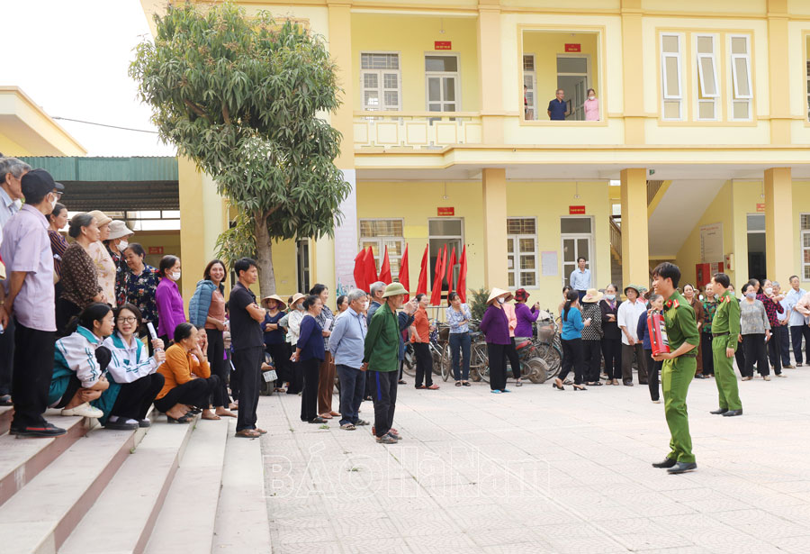 Gần 300 người dân xã Trác Văn được tập huấn nghiệp vụ phòng cháy, chữa cháy và cứu nạn, cứu hộ