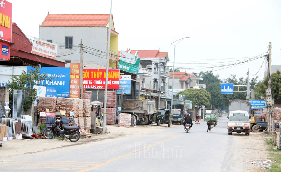 Tiềm ẩn tai nạn giao thông từ bãi tập kết vật liệu xây dựng ven đường