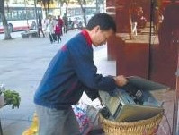 Người đàn ông phát hiện nhiều cọc tiền trong máy tính cũ