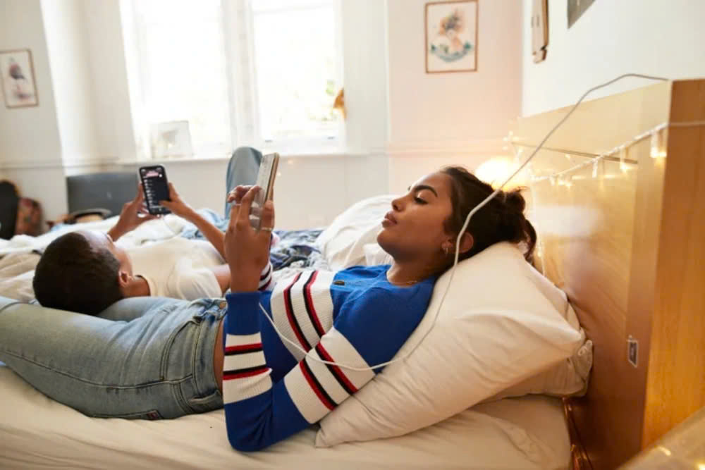 Sạc pin điện thoại qua đêm có lợi và hại như thế nào?