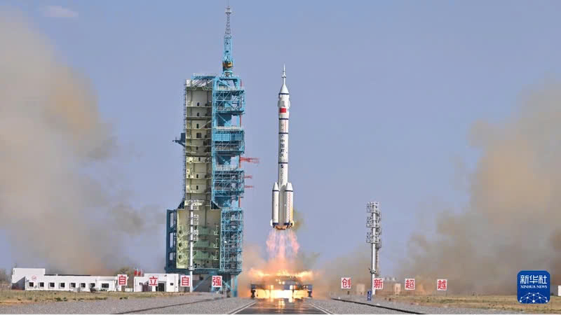 Trung Quốc phóng thành công tàu vũ trụ Thần Châu 20 vào không gian