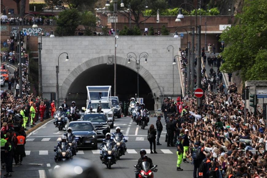 Hàng trăm nghìn người đưa tiễn Giáo hoàng Francis về nơi an nghỉ