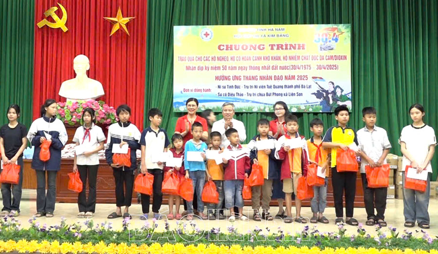 Hội Chữ thập đỏ thị xã Kim Bảng tặng quà hộ nghèo, có hoàn cảnh khó khăn, nạn nhân chất độc da cam