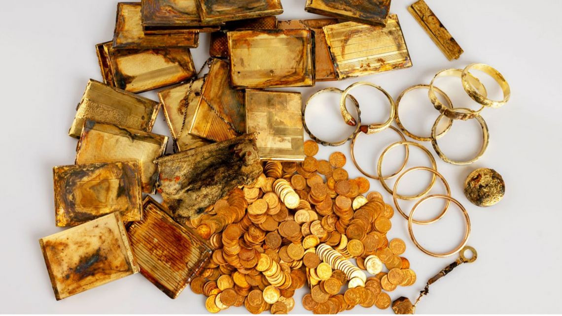 2 du khách phát hiện kho báu chứa nhiều trang sức và 3,7kg vàng