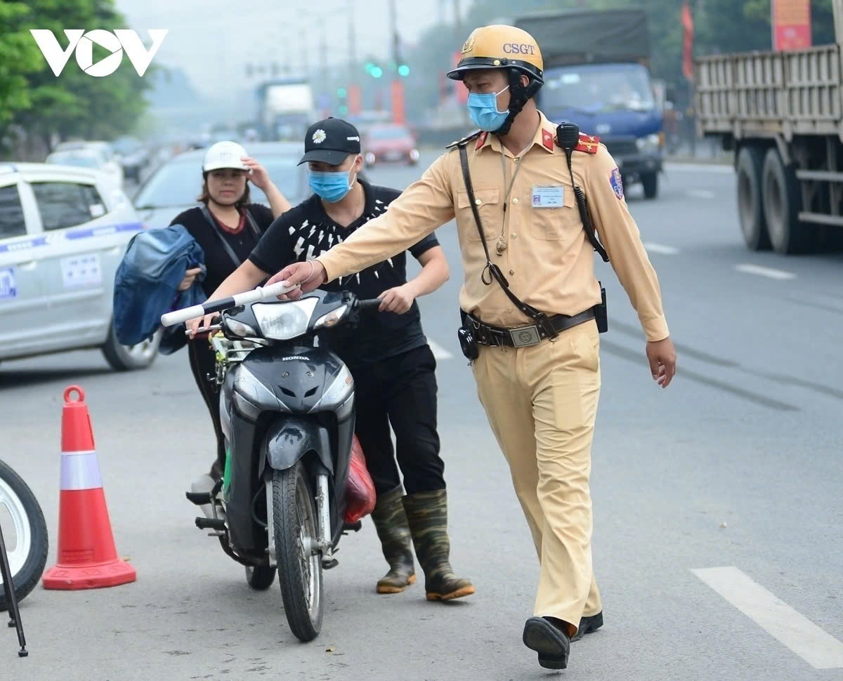 Chờ cấp lại giấy phép lái xe thì có được phép lưu thông trên đường hay không?