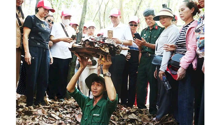 Về thăm “đất thép, thành đồng”