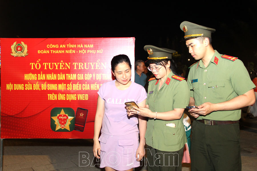 Công an Hà Nam tuyên truyền, hướng dẫn người dân góp ý Dự thảo sửa đổi Hiến pháp qua ứng dụng VNeID