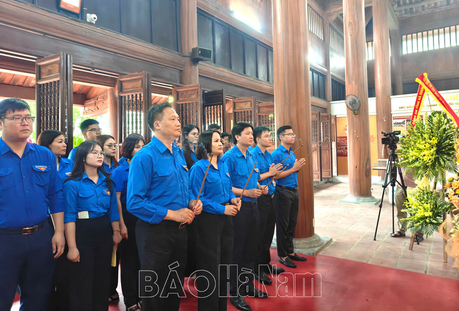 Tỉnh đoàn Hà Nam dâng hương tưởng niệm Chủ tịch Hồ Chí Minh tại Khu lưu niệm Cát Tường
