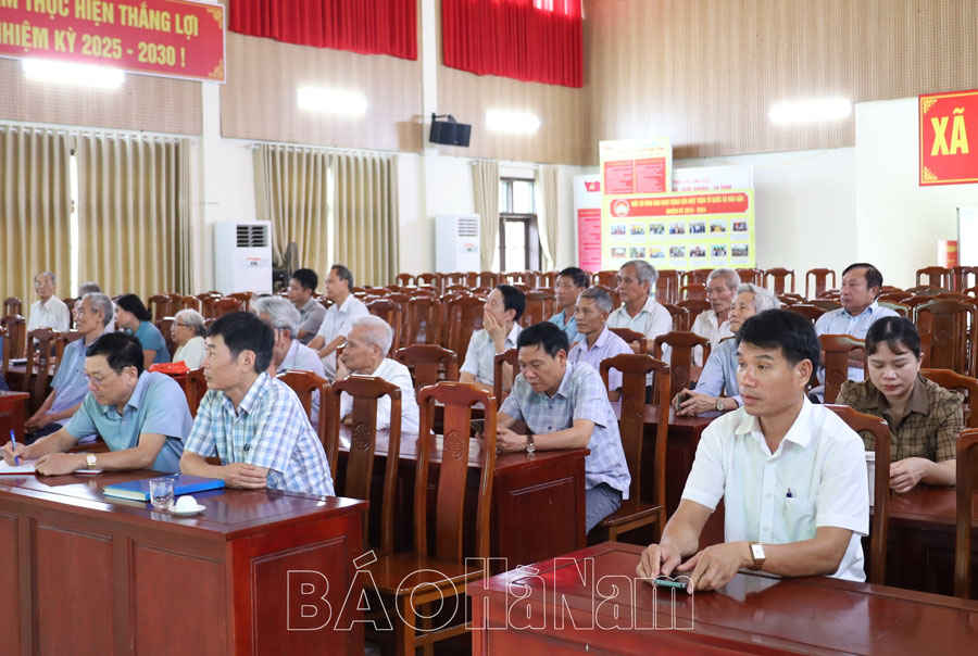 Đảng bộ xã Hòa Hậu trao tặng Huy hiệu Đảng đợt 19/5