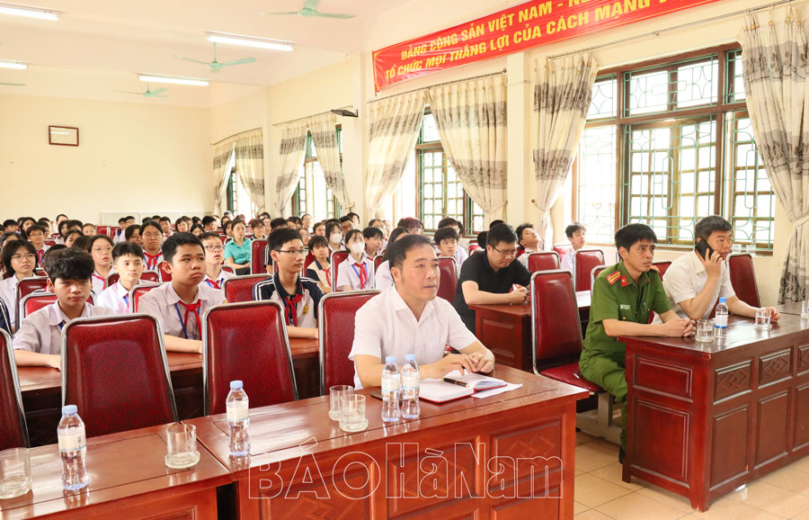 Tuyên truyền phòng ngừa đuối nước, phòng chống thuốc lá điện tử cho học sinh Trường THCS Trần Quốc Toản