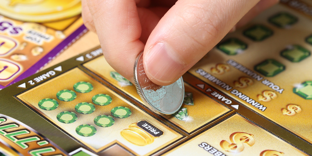 Mua vé số cào đúng ngày sinh nhật, người phụ nữ trúng 130 tỷ đồng