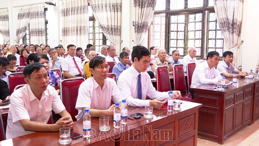 Thành phố Phủ Lý trao tặng Huy hiệu Đảng cho 210 đảng viên và kết nạp 14 đảng viên mới dịp 19/5