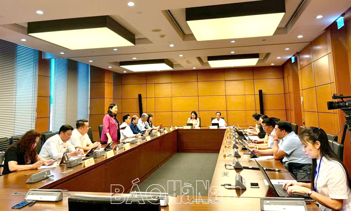 Đoàn đại biểu Quốc hội Hà Nam thảo luận ở tổ về các dự án luật