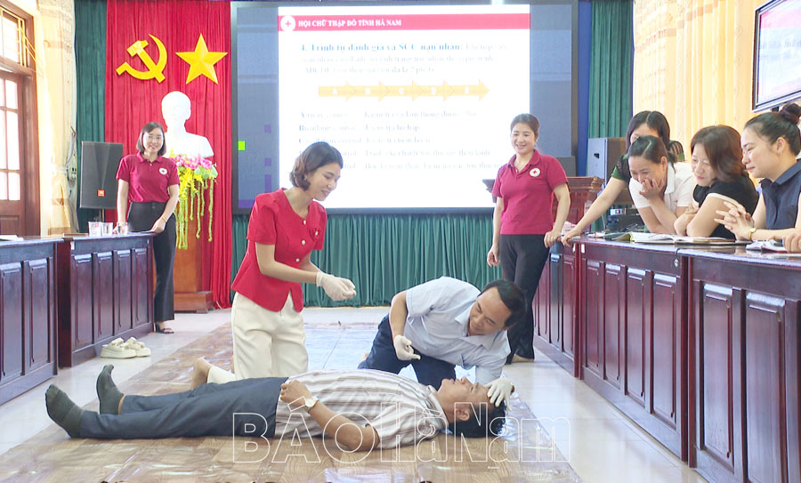 Tập huấn sơ cấp cứu ban đầu cho cán bộ quản lý, giáo viên các trường học của huyện Lý Nhân