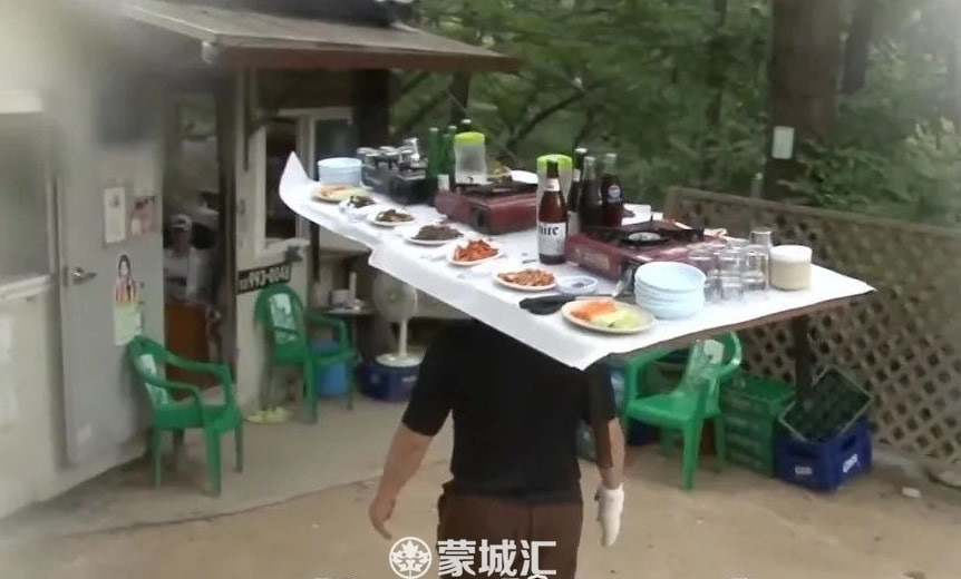 Chủ quán đội cả bàn ăn lên đầu, leo cầu thang thoăn thoắt phục vụ thực khách