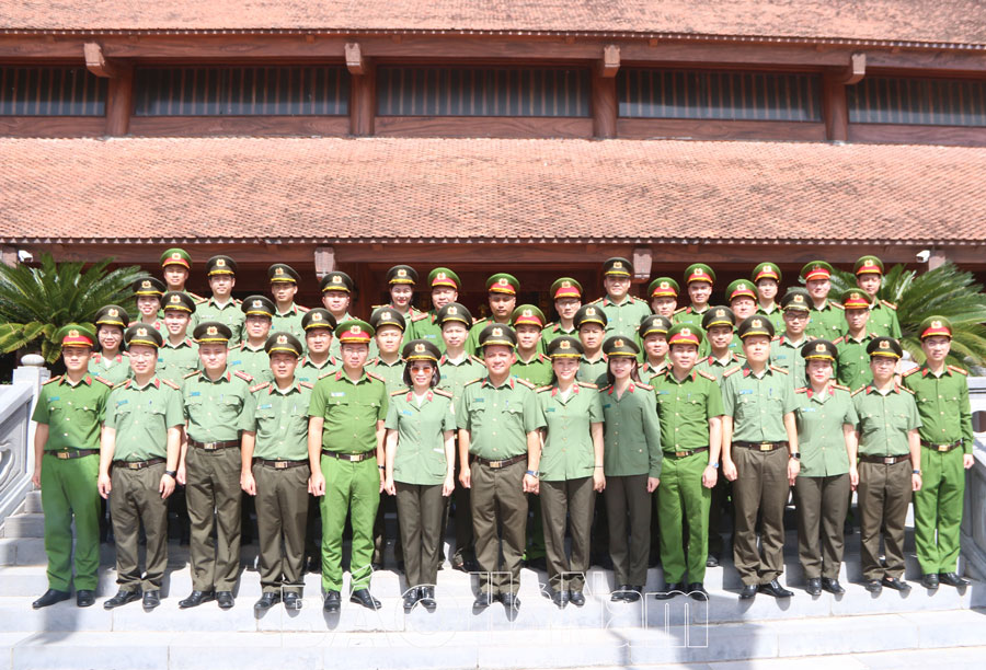 Lớp Trung cấp lý luận chính trị, Học viện An ninh nhân dân dâng hương tưởng niệm Chủ tịch Hồ Chí Minh