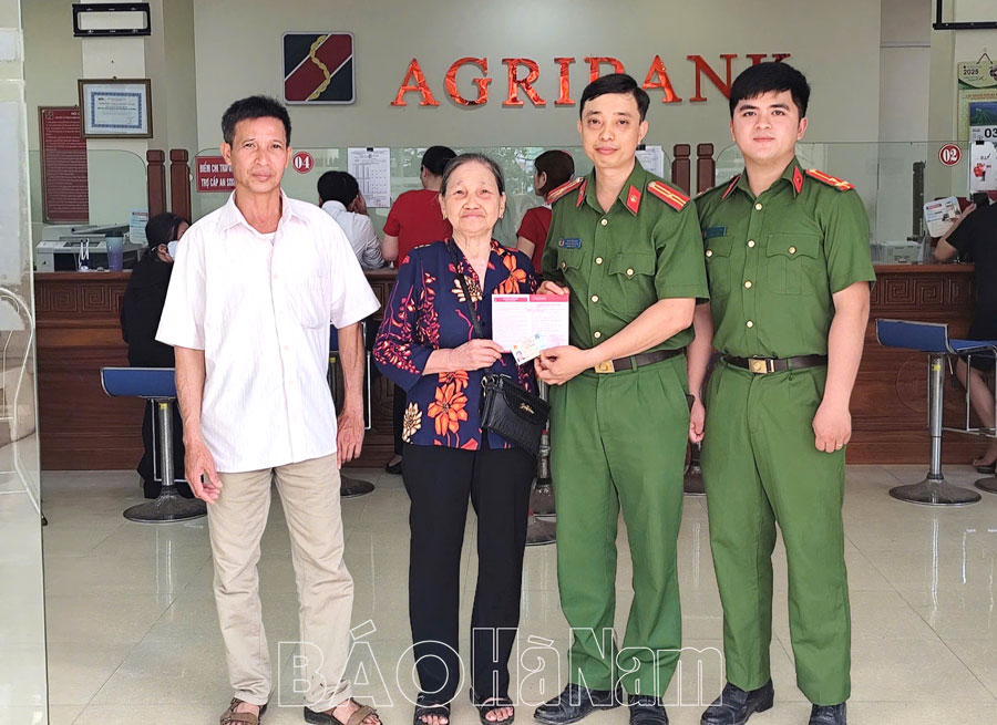 Công an xã Trác Văn kịp thời ngăn chặn người dân chuyển 100 triệu đồng cho đối tượng lừa đảo