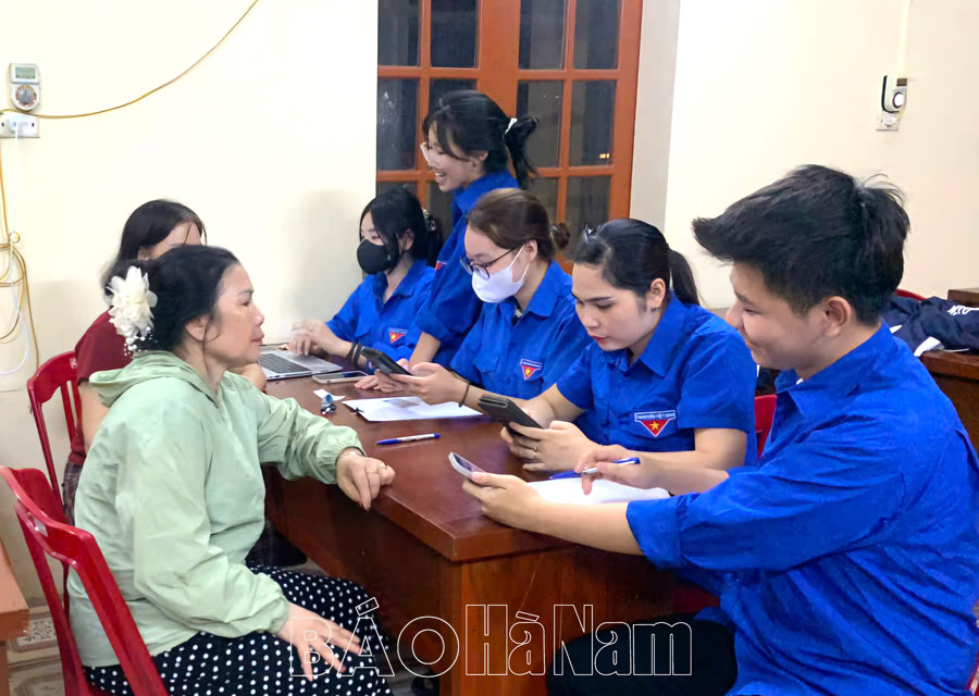 Phát huy sức trẻ hỗ trợ người dân chuyển đổi số