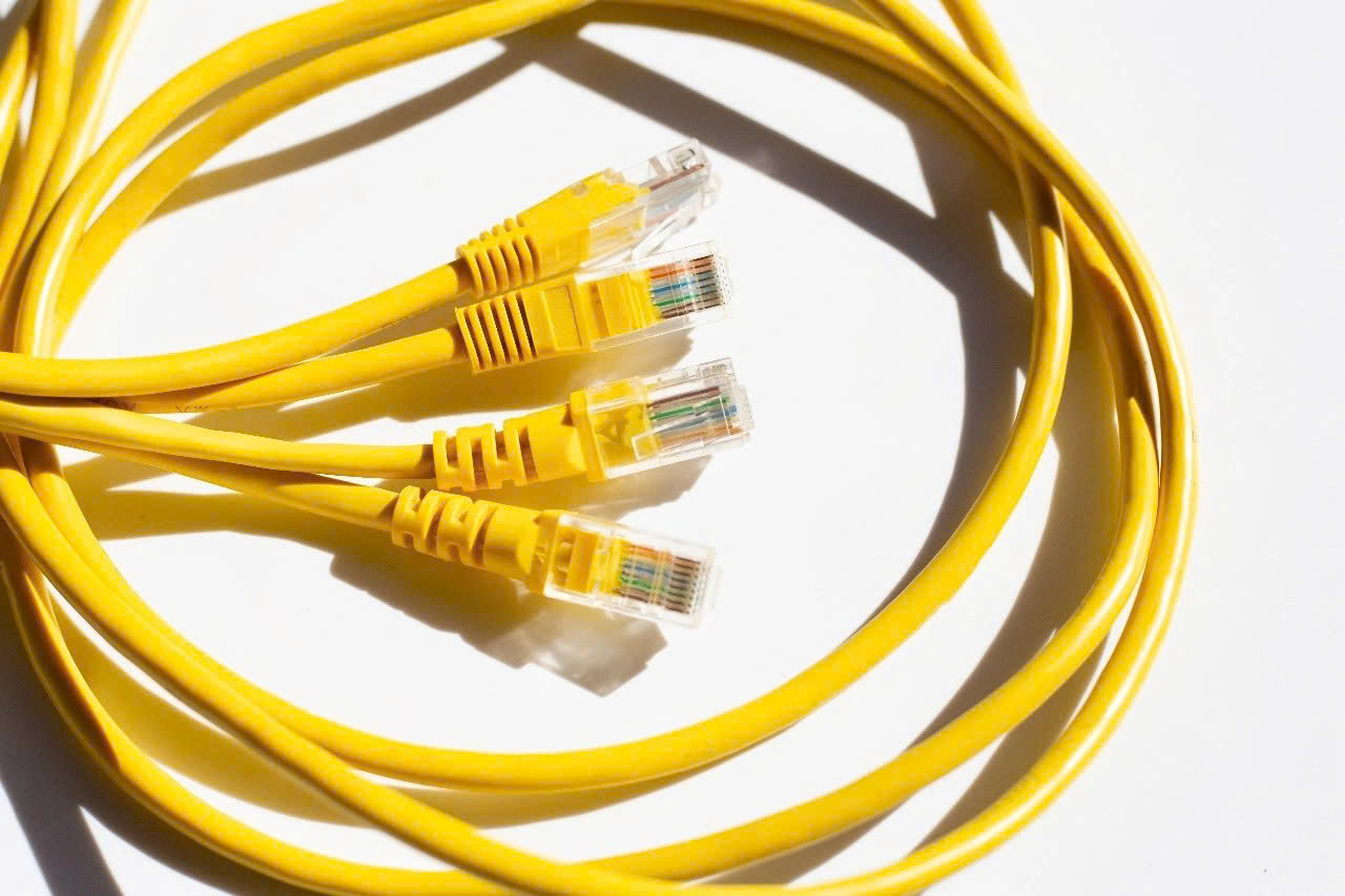Tại sao một số cáp Ethernet có màu vàng?