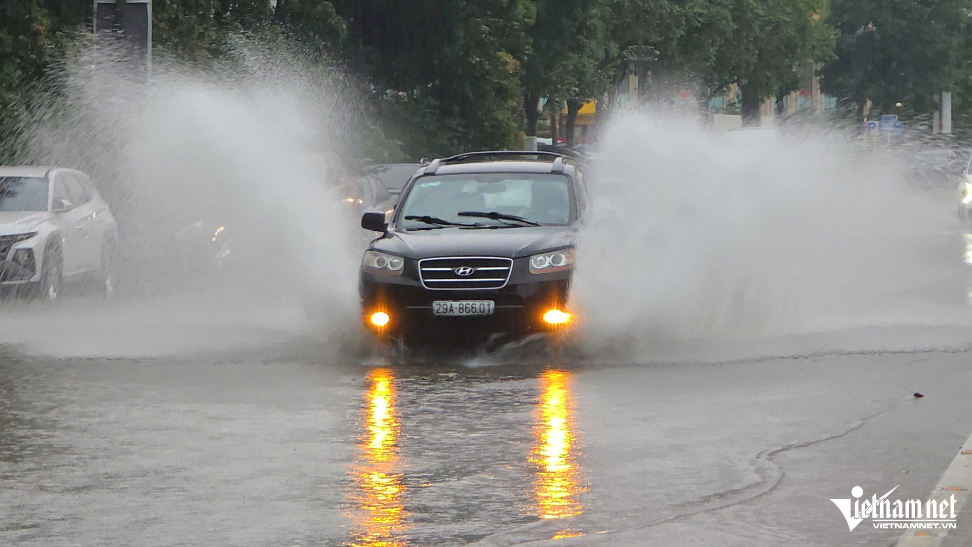 Gặp mưa to bất chợt, lái xe cần nằm lòng 6 quy tắc sống còn sau để đảm bảo an toàn