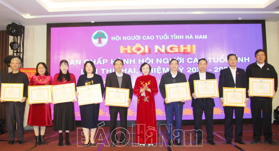 Người cao tuổi nêu gương sáng làm theo lời Bác